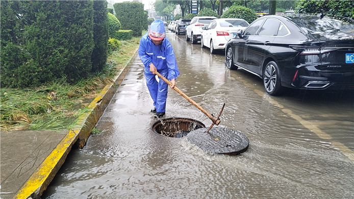 宝鸡高新区1700余名干部职工上路值守 应对道路积水保障通行安全