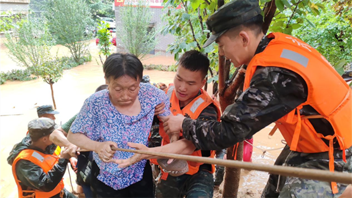 守护陈仓橄榄绿 血肉筑堤写忠诚——记武警陕西总队宝鸡支队参与防汛抢险工作